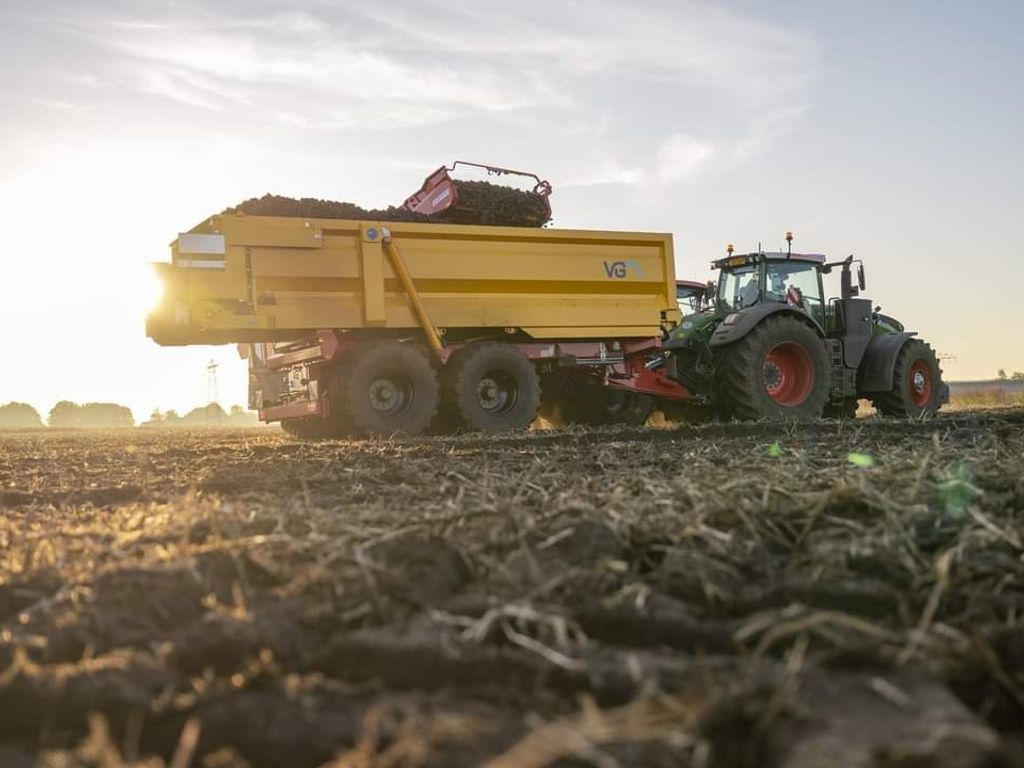 Foto van grote kipper die vasthangt aan tractor