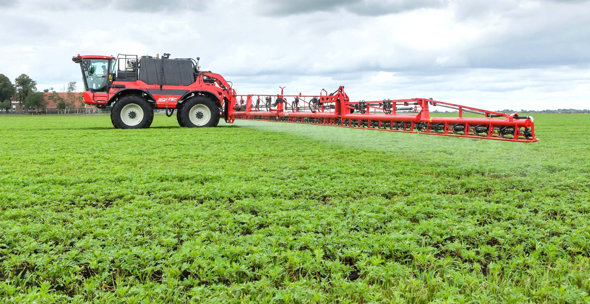 Foto van spuitmachine in veld